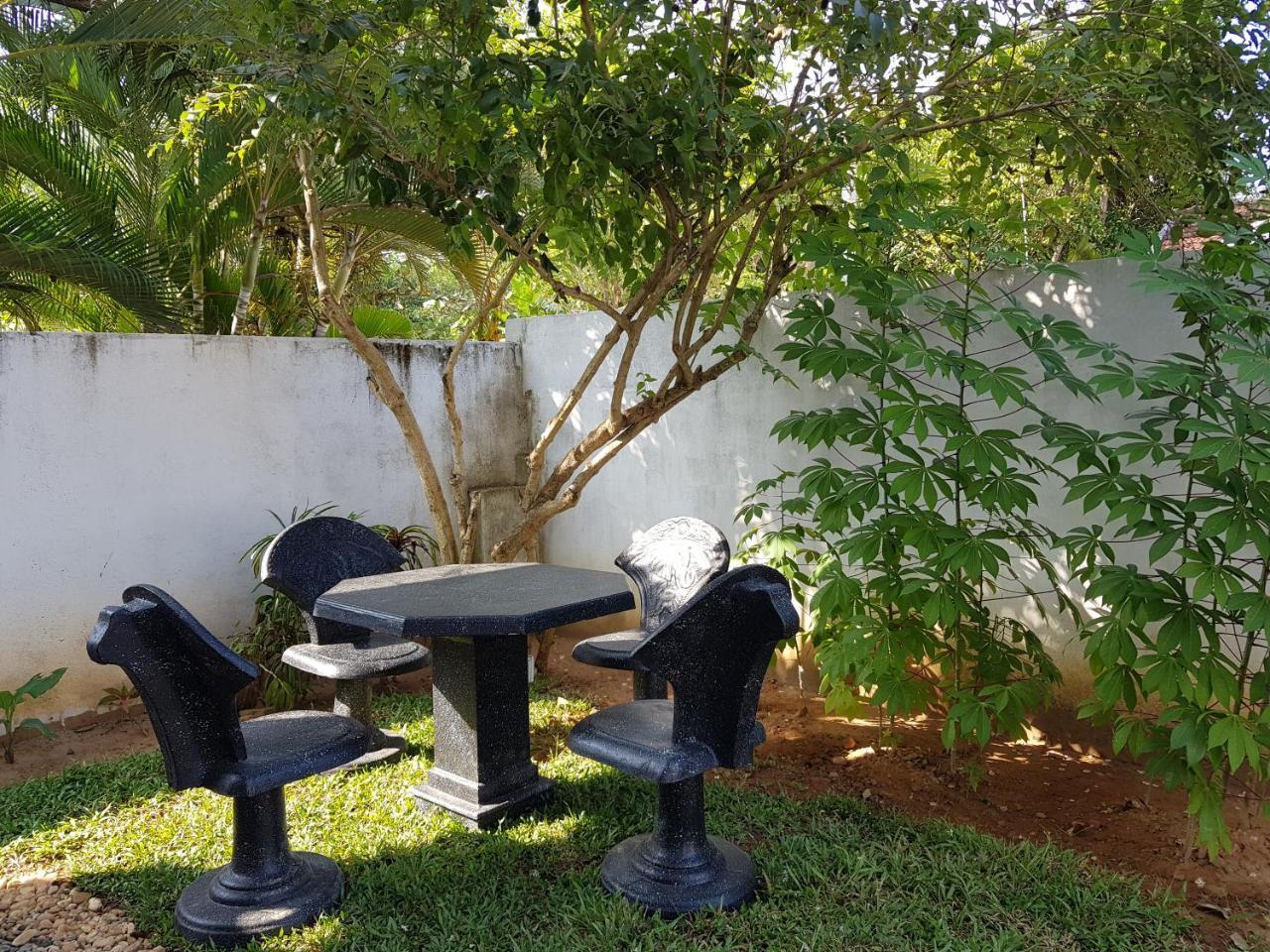 My Whales Guest House Banduramulla Bagian luar foto